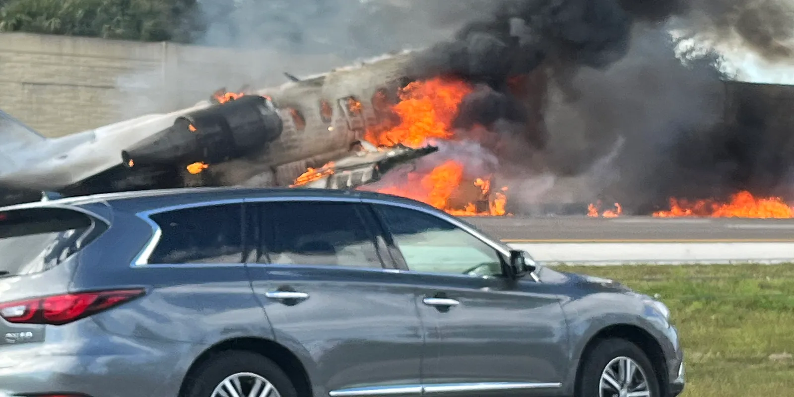 2 fatalities plane crashes into car, igniting fiery explosion on Florida highway