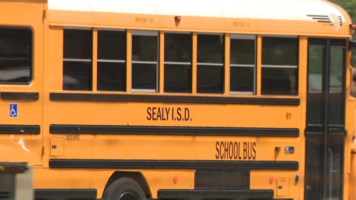 Texas Students Endure Scorching Heat as Bus Driver Forces Windows Shut