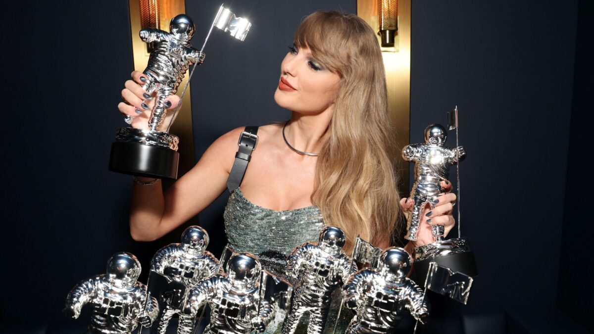 Taylor Swift Ties Beyoncé for Most VMA Wins and Urges Fans to Vote