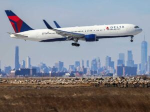 Delta Plane Flips on Toronto Runway After Heavy Snowfall and Clear Skies